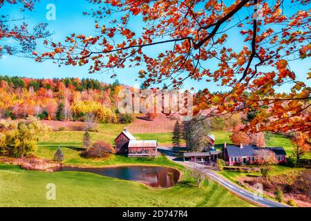 Idilliaca fattoria rurale del New England e paesaggio con colorato autunno fogliame. Foto Stock