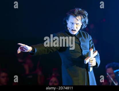 Rhydian sul palco in una prova di vestito della versione musicale di Jeff Wayne di War of the Worlds, presso gli LH2 Studios nella parte ovest di Londra. Foto Stock