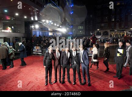 (l-r) Niall Horan, Louis Tomlinson, Zayn Malik, Harry Styles e Liam Payne di 'One Direction' in arrivo per la prima delle Cronache di Narnia: Il viaggio del Treader Dawn alla piazza Odeon Leicester, nel centro di Londra Foto Stock