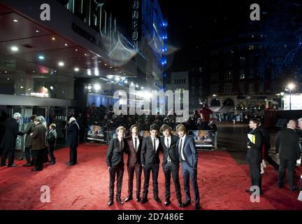 (l-r) Niall Horan, Louis Tomlinson, Zayn Malik, Harry Styles e Liam Payne di 'One Direction' in arrivo per la prima delle Cronache di Narnia: Il viaggio del Treader Dawn alla piazza Odeon Leicester, nel centro di Londra Foto Stock