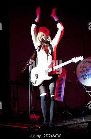 Katie White of the Ting Tings si esibisce dal vivo presso l'Hammersmith Apollo, a ovest di Londra, sostenendo i PET Shop Boys come parte delle sessioni di Mencap Little Noise. Foto Stock