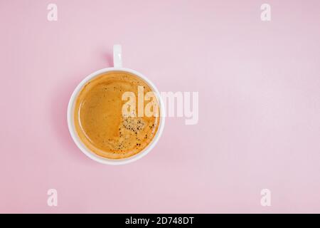 Tazza di caffè nero su sfondo rosa vista dall'alto Foto Stock