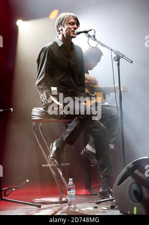 Brett Anderson of Suede si esibisce dal vivo al concerto XFM Winter Wonderland, presso la O2 Brixton Academy a sud di Londra. Foto Stock