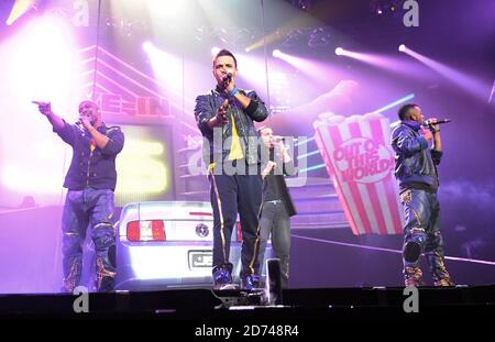 JLS si esibir in diretta alla Wembley Arena nel nord di Londra. Foto Stock