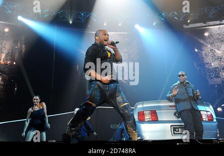 JLS si esibir in diretta alla Wembley Arena nel nord di Londra. Foto Stock