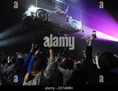 JLS si esibir in diretta alla Wembley Arena nel nord di Londra. Foto Stock