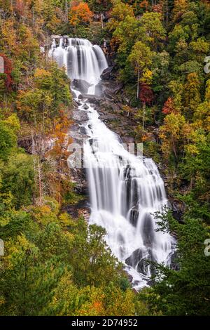 Whitewater Falls, North Carolina, USA nella stagione autunnale. Foto Stock