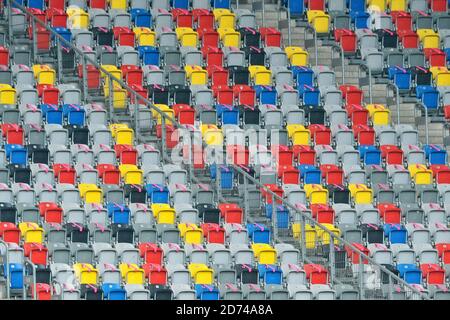 Le colorate conchiglie a sedere nella vuota Merkur Spiel Arena di Dusseldorf, Germania. Foto Stock