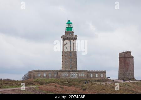 Der Leuchtturm oberhalb des Caps Frehel mit seinen Steilfelsen. Bretagne Frankreich Foto Stock