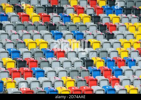 Le colorate conchiglie a sedere nella vuota Merkur Spiel Arena di Dusseldorf, Germania. Foto Stock