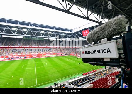 Panoramica della Merkur Spiel Arena vuota a Dusseldorf, Germania con telecamere. Foto Stock