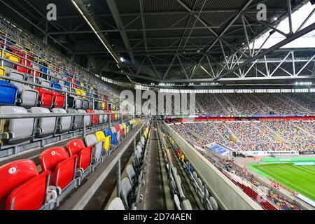 Le colorate conchiglie a sedere nella vuota Merkur Spiel Arena di Dusseldorf, Germania. Foto Stock