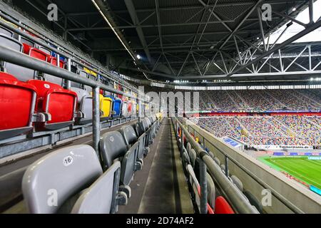 Le colorate conchiglie a sedere nella vuota Merkur Spiel Arena di Dusseldorf, Germania. Foto Stock