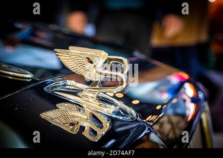 Ornamento Bentley sul cofano di una nuova vettura Bentley all'89° Salone Internazionale dell'automobile di Ginevra. Ginevra, Svizzera - 6 marzo 2019. Foto Stock