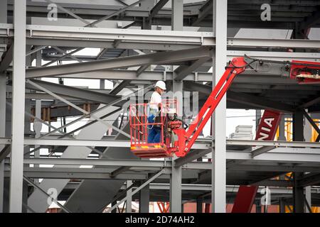 Cantiere della centrale a lignite Neurath Boa 2 e 3 a Grevenbroich, struttura in acciaio, operatore su una piattaforma di sollevamento, Nord Reno-We Foto Stock