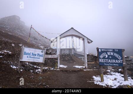 Nepal, circuito di Annapurna, campo di Thorong Phedi. Vista delle logge in un freddo giorno di nebbia di ottobre. Foto Stock