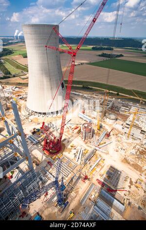 Cantiere della nuova centrale a lignite Neurath vicino a Grevenbroich, Boa 2/3, torre di raffreddamento alta 200 metri, la più grande gru riposizionabile in Foto Stock