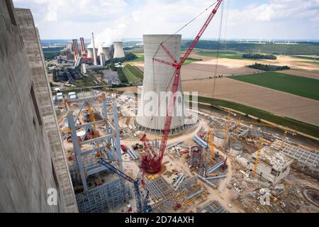 Cantiere della nuova centrale a lignite Neurath vicino a Grevenbroich, Boa 2/3, torre di raffreddamento alta 200 metri, la più grande gru riposizionabile in Foto Stock