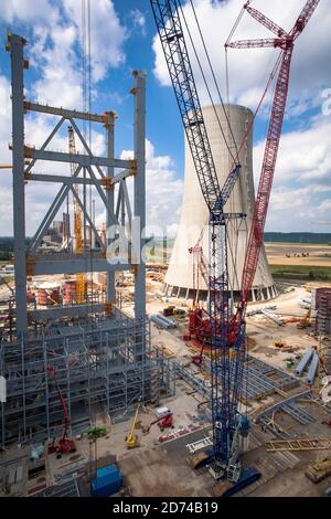 Cantiere della nuova centrale a lignite Neurath vicino a Grevenbroich, Boa 2/3, torre di raffreddamento alta 200 metri, la più grande gru riposizionabile in Foto Stock