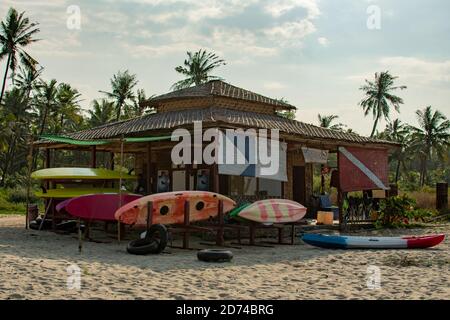 Ngwesaung, Myanmar - 29 dicembre 2019: Centro Divemya per immersioni subacquee, kayak, canoa, surf e attività ricreative affitto e il 29 dicembre Foto Stock