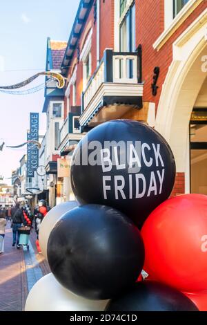 Apeldoorn, Paesi Bassi - 11 novembre 2019: Palloncini del Black Friday in una strada commerciale nella città olandese di Apeldoorn, Paesi Bassi
