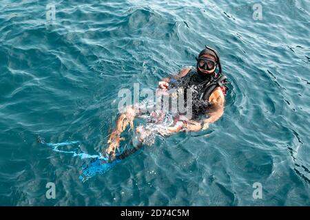 Isole Calventuras, Ngwesaung, Myanmar, 29 dicembre 2019: Un subacqueo in attrezzatura completa alla superficie delle acque turchesi Foto Stock