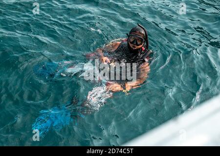 Isole Calventuras, Ngwesaung, Myanmar, 29 dicembre 2019: Un subacqueo in attrezzatura completa alla superficie delle acque turchesi Foto Stock