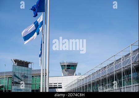 Helsinki / Finlandia - 23 aprile 2020: Le operazioni sul lato aereo dell'aeroporto Helsinki-Vantaa sono diminuite drasticamente dall'inizio della pandemia di coronavirus. Foto Stock