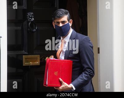 Londra, Regno Unito. 20 Ott 2020. Il Cancelliere dello scacchiere, Rishi Sunak, lascia il numero 11 di Downing Street per recarsi al Parlamento. Credit: Mark Thomas/Alamy Live News Foto Stock