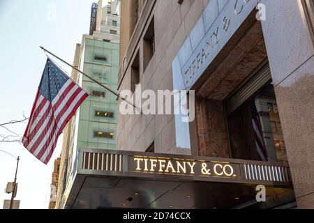 Il negozio principale di Tiffany & Co all'angolo tra Fifth Avenue e 57th Street. Primo piano del logo Tiffany e dell'ingresso del negozio. Foto Stock