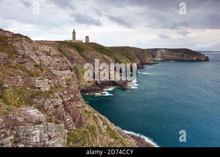 Der Leuchtturm oberhalb des Caps Frehel mit seinen Steilfelsen. Bretagne Frankreich Foto Stock