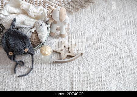 Set di eleganti abiti a maglia fatti a mano per bambini con vari accessori in stile boho, vista dall'alto. Foto Stock