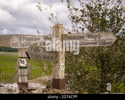 Il posto di segno sulla strada di Pennine sopra alle fontane è caduto da Malham Tarn prima di un ritorno meno evidente sopra Knowe cadde, collina nera e la strada di Gorbeck. Foto Stock