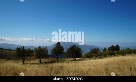 Vista sul paesaggio sopra Hoya del Portillo nel Parco Nazionale della Sierra Nevada, Andalucía, Spagna Foto Stock