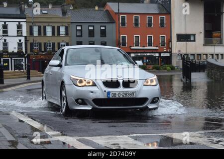 Guida in auto attraverso le acque alluvionali in Wolfe Tone Square. Bantry, Co Cork. Irlanda. Foto Stock
