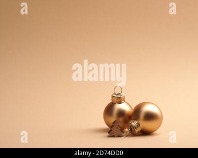 Golden vintage Natale baubles su uno sfondo beige con spazio per il vostro testo o immagine, concetto di vacanza stagionale Foto Stock
