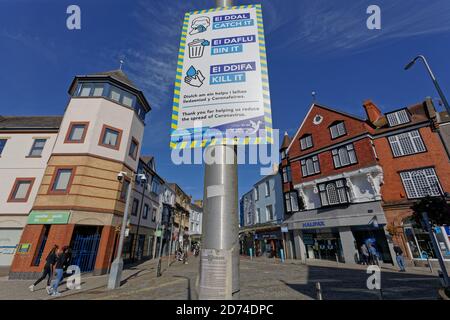 Nella foto: Un banner sociale in Steppey Street, Llanelli, Galles, Regno Unito. Domenica 27 Settembre 2020 Re: Blocco locale è stato in vigore a causa del Co Foto Stock