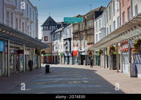 Nella foto: Stepney Street è deserta, Llanelli, Galles, Regno Unito. Domenica 27 Settembre 2020 Re: Blocco locale è stato in vigore a causa del Covid-19 Coronavi Foto Stock