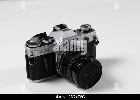 Fotocamera Canon AE1 vintage con Sigma 28mm vintage obiettivo montato su di esso Foto Stock
