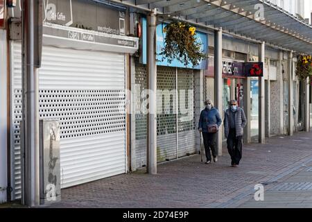 Nella foto: Una coppia che indossa maschere facciali cammina attraverso la deserta Stepney Street a Llanelli, Galles, Regno Unito. Domenica 27 Settembre 2020 Re: Local lockdown has Foto Stock