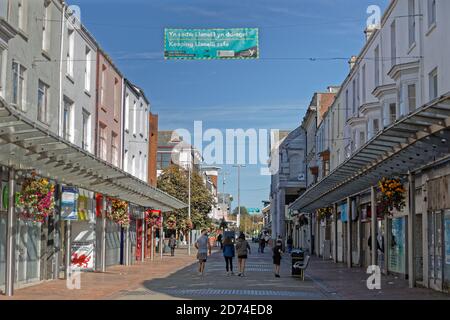 Nella foto: Una bandiera sociale a distanza in Stepney Street, Llanelli, Galles, Regno Unito. Domenica 27 Settembre 2020 Re: Blocco locale è stato in vigore a causa del Co Foto Stock