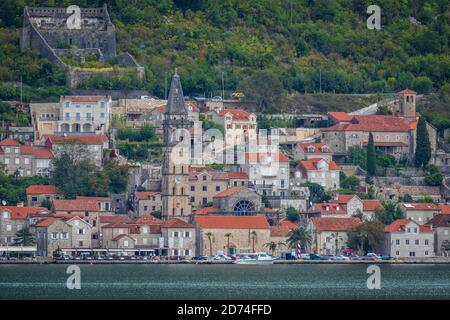 Perast, come punto culminante della Baia di Cattaro, è anche una delle più belle città barocche del Montenegro. Foto Stock