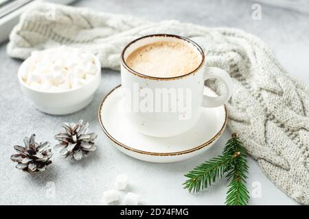 Composizione invernale in stile scandinavo. Tazza bianca con caffè e marshmallow - immagine Foto Stock
