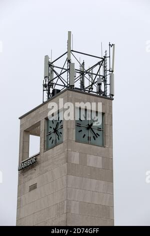 Torre dell'orologio presso la stazione ferroviaria di Maribor nella Slovenia orientale Foto Stock