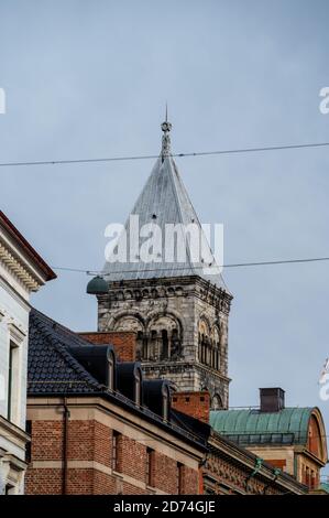 Uno dei campanili della cattedrale di Lund visibile in alto I tetti della città universitaria nel sud della Svezia Foto Stock