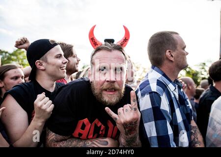 Copenaghen, Danimarca. 15 luglio 2015. I fan della rock band australiana AC/DC assistono ad un concerto dal vivo al Dyreskuepladsen di Roskilde come parte del Rock o del Bust World 2015 Tour. (Foto: Gonzales Photo - Lasse Lagoni). Foto Stock