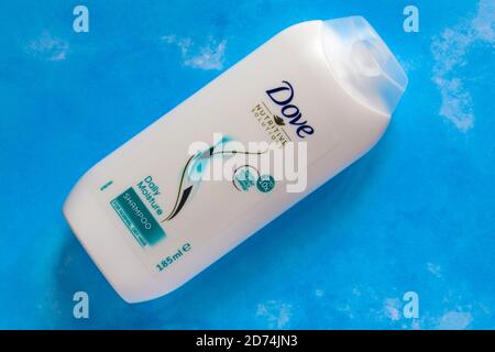 Bottiglia di colomba nutriente soluzioni Daily Moisture Shampoo Set on sfondo con motivi blu Foto Stock