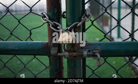 Serratura porta con catene, concetto di sicurezza con serratura, che assicura il concetto di base Foto Stock