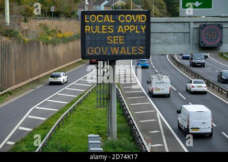 Cardiff, Galles, Regno Unito. 19/10/2020. Il traffico che viaggia verso sud a Cardiff sulla A470 è ricordato delle restrizioni in vigore a causa del Covid 19. Primo min Foto Stock