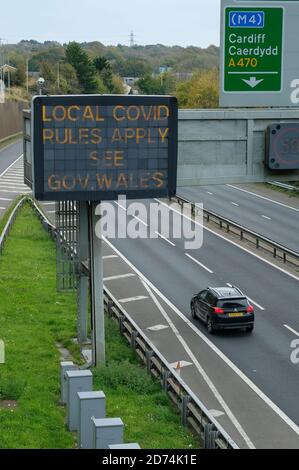 Cardiff, Galles, Regno Unito. 19/10/2020. Il traffico che viaggia verso sud a Cardiff sulla A470 è ricordato delle restrizioni in vigore a causa del Covid 19. Primo min Foto Stock